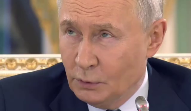 “Якби ми сіли за стіл переговорів, я сказав би Зеленському: “слава Богу, що все закінчилося”, – Путін (ВІДЕО)