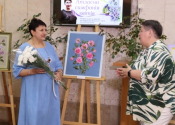 Вишити світ атласними стрічками: у Миколаєві відкрилася персональна виставка Ірини Гурської (ФОТО)
