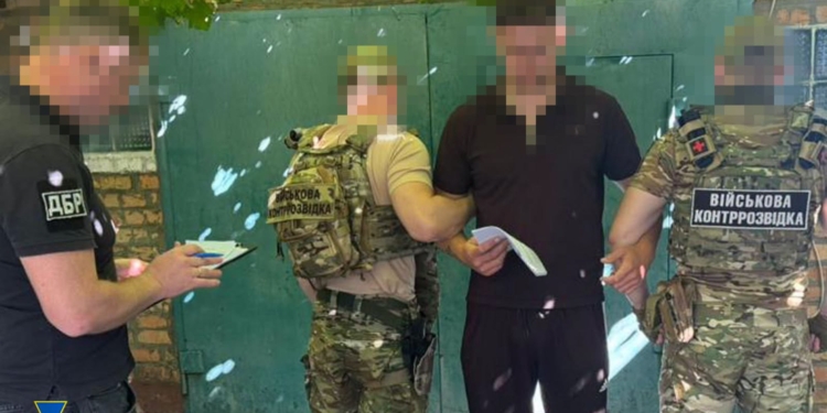 СБУ і ДБР затримали військового, який в російському полоні пішов на співпрацю з катами і сам став катом