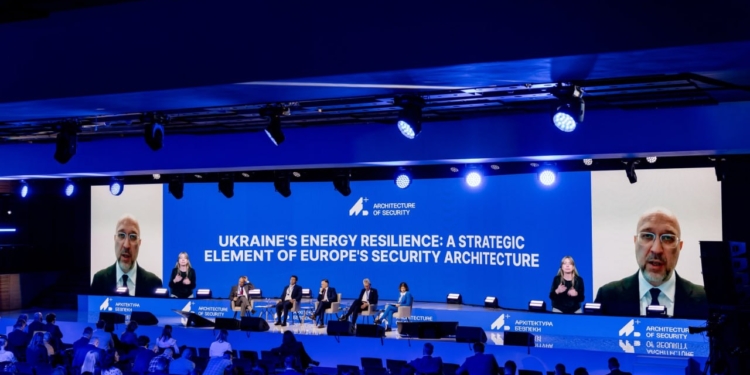 Україна змінює енергетику, щоб складніше зруйнувати і легше відновити, – Шмигаль
