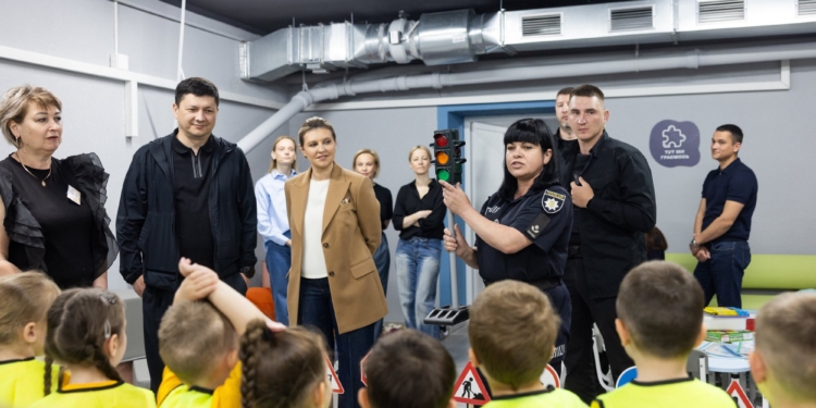 Перша леді України Олена Зеленська відвідала укриття в закладах освіти Миколаївщини (ФОТО)