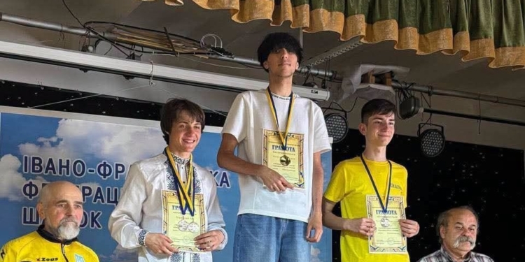 Матвєй Колєсніков з Миколаєва здобув три нагороди молодіжного чемпіонату України з шашок-100