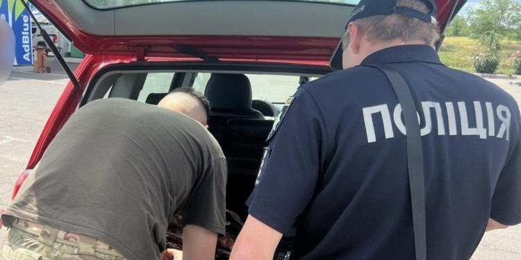У Баштанці чоловік добровільно здав поліції зброю та гранати (ФОТО)