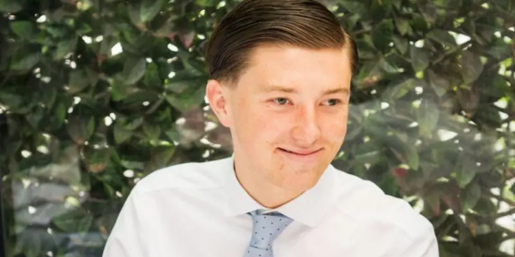 У Британії скандал – поліцейські закували в кайданки смертельно пораненого студента, якого обмовив убивця