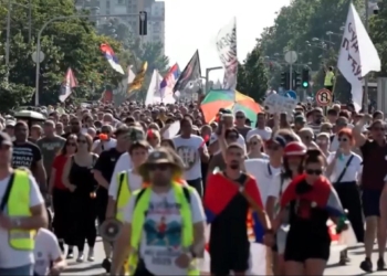 У Сербії на антиурядовому мітингу тисячі людей вимагали дострокових загальних виборів