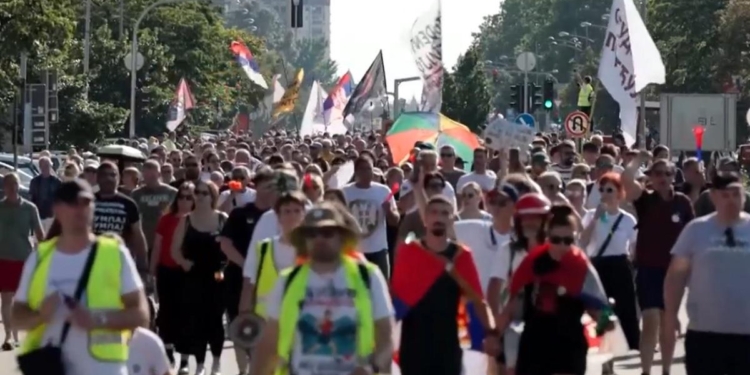 У Сербії на антиурядовому мітингу тисячі людей вимагали дострокових загальних виборів