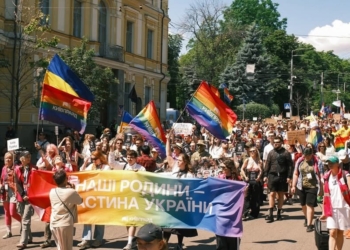 У Києві сьогодні відбувся марш ЛГБТ і мітинг за традиційні цінності – всіх розігнала повітряна тривога (ФОТО, ВІДЕО)