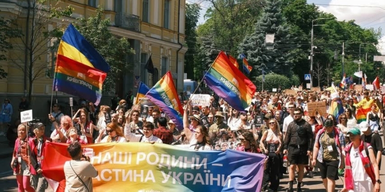 У Києві сьогодні відбувся марш ЛГБТ і мітинг за традиційні цінності – всіх розігнала повітряна тривога (ФОТО, ВІДЕО)