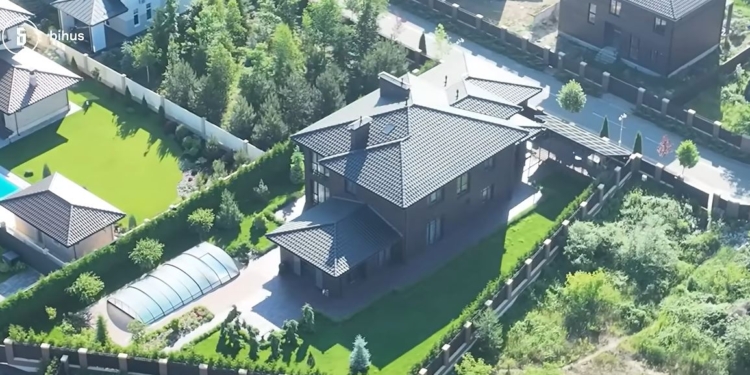Нардепа від “слуг” “зловили” у розкішному помісті, записаному на няню. Ховає статки чи щось інше? (ФОТО, ВІДЕО)