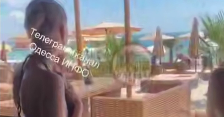 В Одесі на пляжі під час дронової атаки загинула жінка – у неї влучив уламок (ФОТО, ВІДЕО)