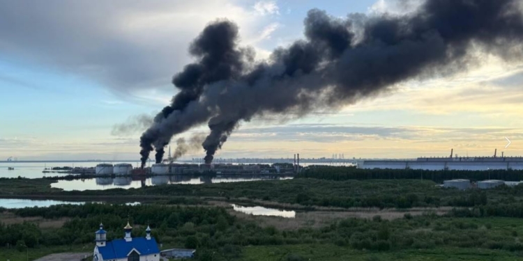 У Петербурзі атакований нафтовий порт (ВІДЕО)