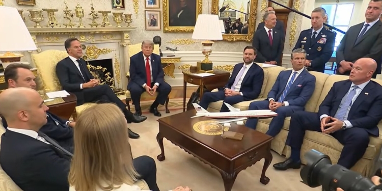 Трамп заявив, що Зеленський перемагає, бо, як не крути”, добре справляється (ВІДЕО)