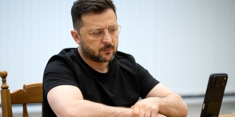 Зеленський поговорив телефоном з Віткоффом і Кушнером щодо завершення війни, а потім – з Макроном