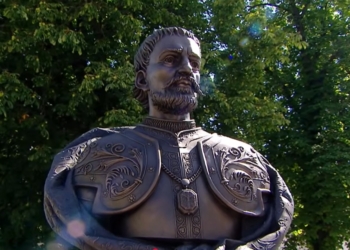 “Де Ленін впав – стоятиме Мазепа”, – у Лаврі встановили погруддя, але Зеленський анонсував пам’ятник (ВІДЕО)