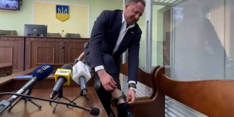 Суд залишив Андрію Єрмаку електронний браслет на нозі