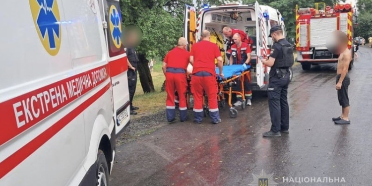 В Україні за добу 8 людей постраждали від ударів блискавки, 5 з них – діти (ВІДЕО)
