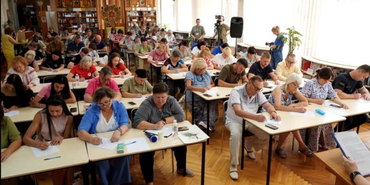 Миколаївці вчетверте долучилися до написання «Миколаївського диктанту» до Дня Конституції України (ФОТО)