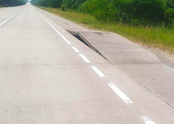 В Україні на стратегічній автотрасі “повело” бетонні плити. Чиновники все валять на спеку (ФОТО)