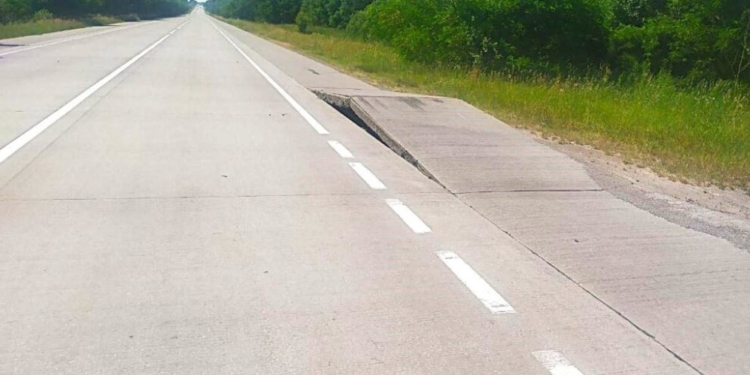 В Україні на стратегічній автотрасі “повело” бетонні плити. Чиновники все валять на спеку (ФОТО)