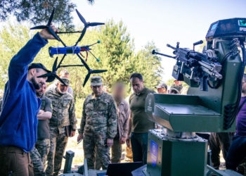 Сирському показали експериментальні засоби боротьби з дронами – каже, перспектива є (ФОТО)