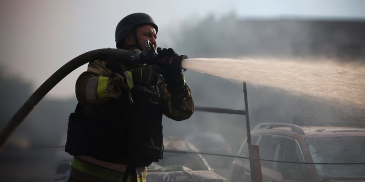 Рятувальники показали наслідки ранкової атаки «шахедів» на Миколаїв (ФОТО, ВІДЕО)