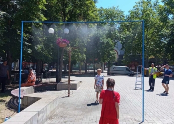 У Миколаєві встановили водяні арки – для охолодження перехожих (ФОТО)
