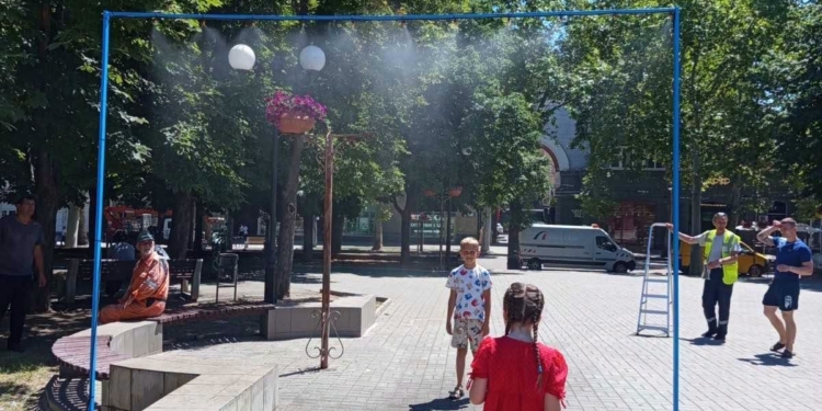 У Миколаєві встановили водяні арки – для охолодження перехожих (ФОТО)