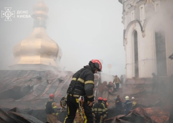 Пожежа даху Успенського Собору Лаври – близько 800 кв. м. Горить і «Мистецький арсенал» на площі 1000 кв. м. (ФОТО, ВІДЕО)