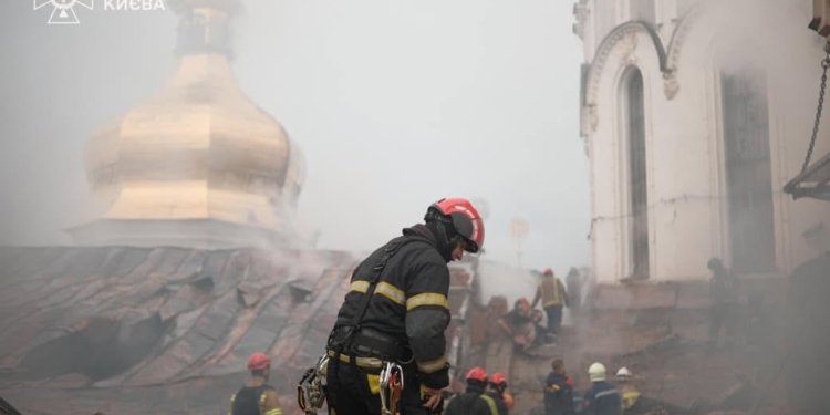 Пожежа даху Успенського Собору Лаври – близько 800 кв. м. Горить і «Мистецький арсенал» на площі 1000 кв. м. (ФОТО, ВІДЕО)