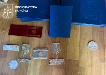 В Україні затримали злочинну групу виробників фальшивих документів (ФОТО)
