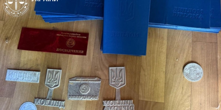 В Україні затримали злочинну групу виробників фальшивих документів (ФОТО)