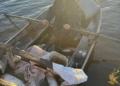 На Миколаївщині затримали двох браконьєрів, які кидали сітки прямо з човна (ФОТО)