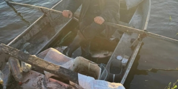 На Миколаївщині затримали двох браконьєрів, які кидали сітки прямо з човна (ФОТО)