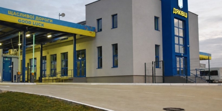 На кордоні з Румунією на літо відкрили тимчасовий ПП для автобусів «Дяківці – Раковець»
