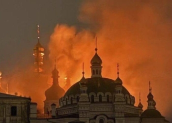Російські загарбники вдарили по Ктєво-Печерській лаврі, горить Успенський собор (ФОТО, ВІДЕО)