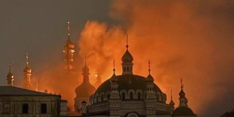 Російські загарбники вдарили по Ктєво-Печерській лаврі, горить Успенський собор (ФОТО, ВІДЕО)