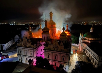 Російські загарбники вдарили по Ктєво-Печерській лаврі, горить Успенський собор (ФОТО, ВІДЕО)