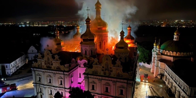 Російські загарбники вдарили по Ктєво-Печерській лаврі, горить Успенський собор (ФОТО, ВІДЕО)