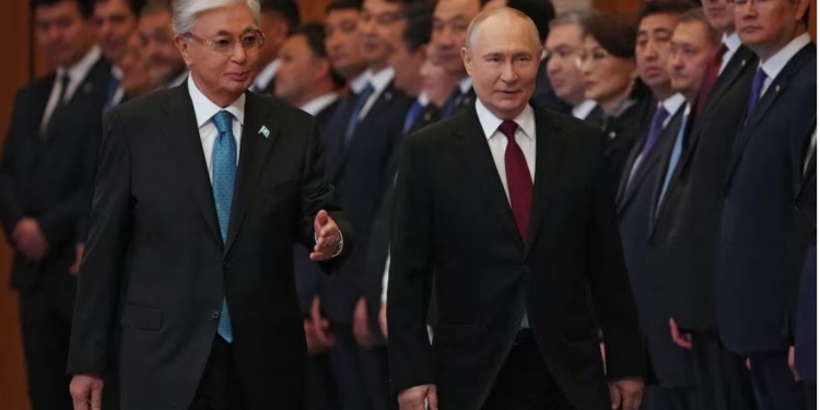 РФ хоче купити бензин у Казахстані. Там хочуть за це авіапаливо