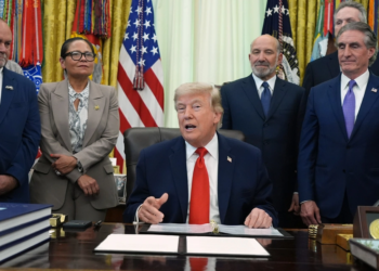 Трамп вчора обіцяв бити по Ірану, а сьогодні анонсував угоду цими вихідними. Що сталося