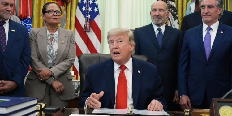 Трамп вчора обіцяв бити по Ірану, а сьогодні анонсував угоду цими вихідними. Що сталося