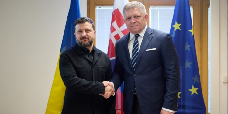 Зеленський зустрівся з Фіцо – запросив його до України (ФОТО)