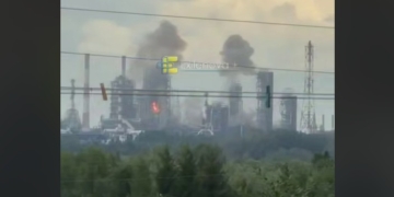 Українські дрони атакувала найбільший у РФ Омський НПЗ (ВІДЕО)