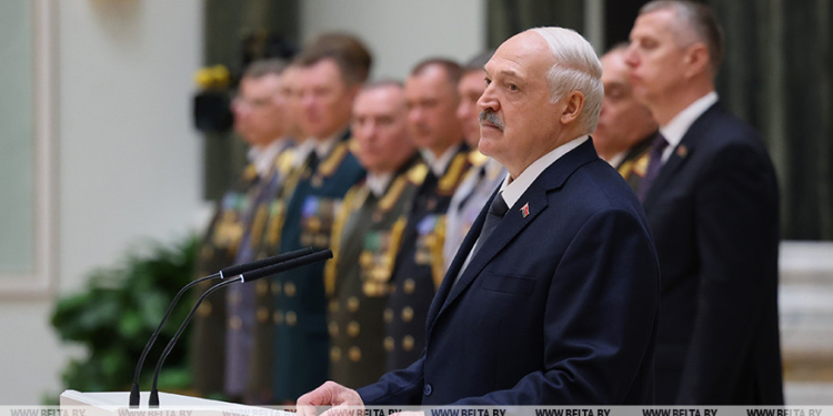 Лукашенко пообіцяв своїм, що “у бійню” їх не пошле