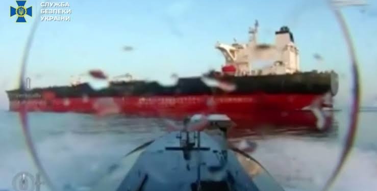 В СБУ показали, як морський дрон Sea Baby підбив санкційний танкер (ВІДЕО)