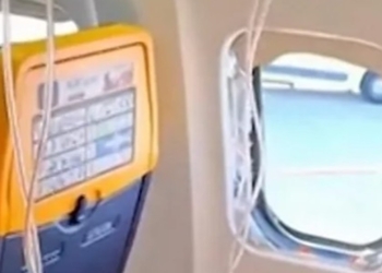 Чоловіка ледь не висмоктало через розбите вікно літака Ryanair під час польоту (ВІДЕО)