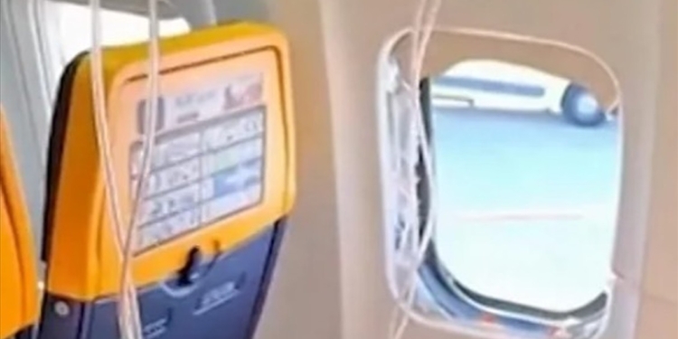 Чоловіка ледь не висмоктало через розбите вікно літака Ryanair під час польоту (ВІДЕО)