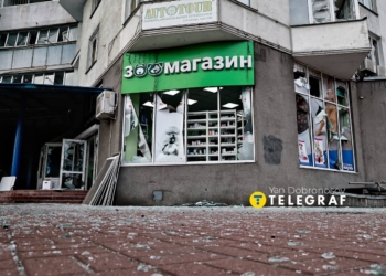 Росіянці знову атакували Київ балістикою – вже 8 постраждалих, величезна вирва на перехресті (ВІДЕО)