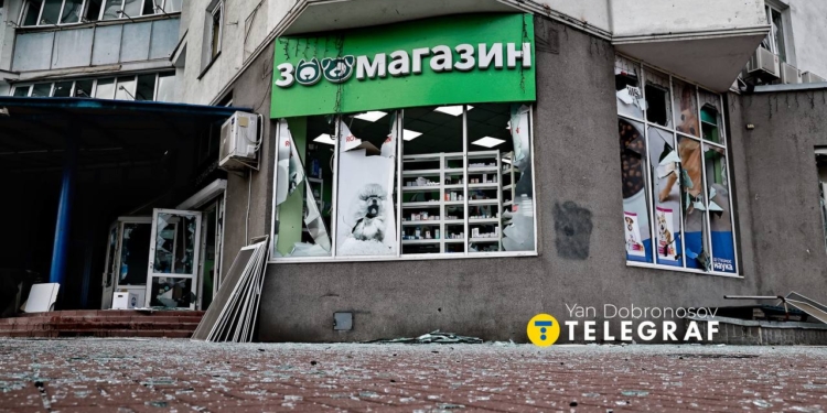 Росіянці знову атакували Київ балістикою – вже 8 постраждалих, величезна вирва на перехресті (ВІДЕО)