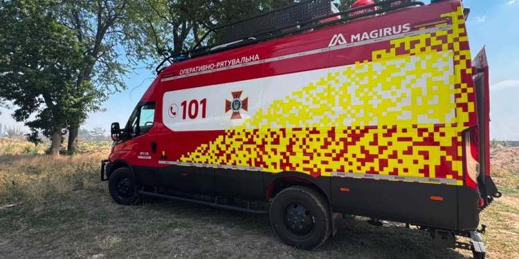 У передмісті Миколаєва велика пожежа – вітер розносить вогонь (ФОТО)